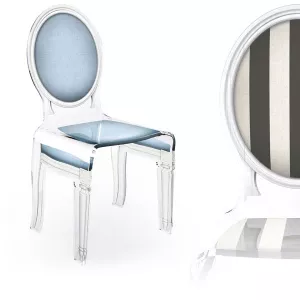 Zestien transparante stoelen in plexiglas